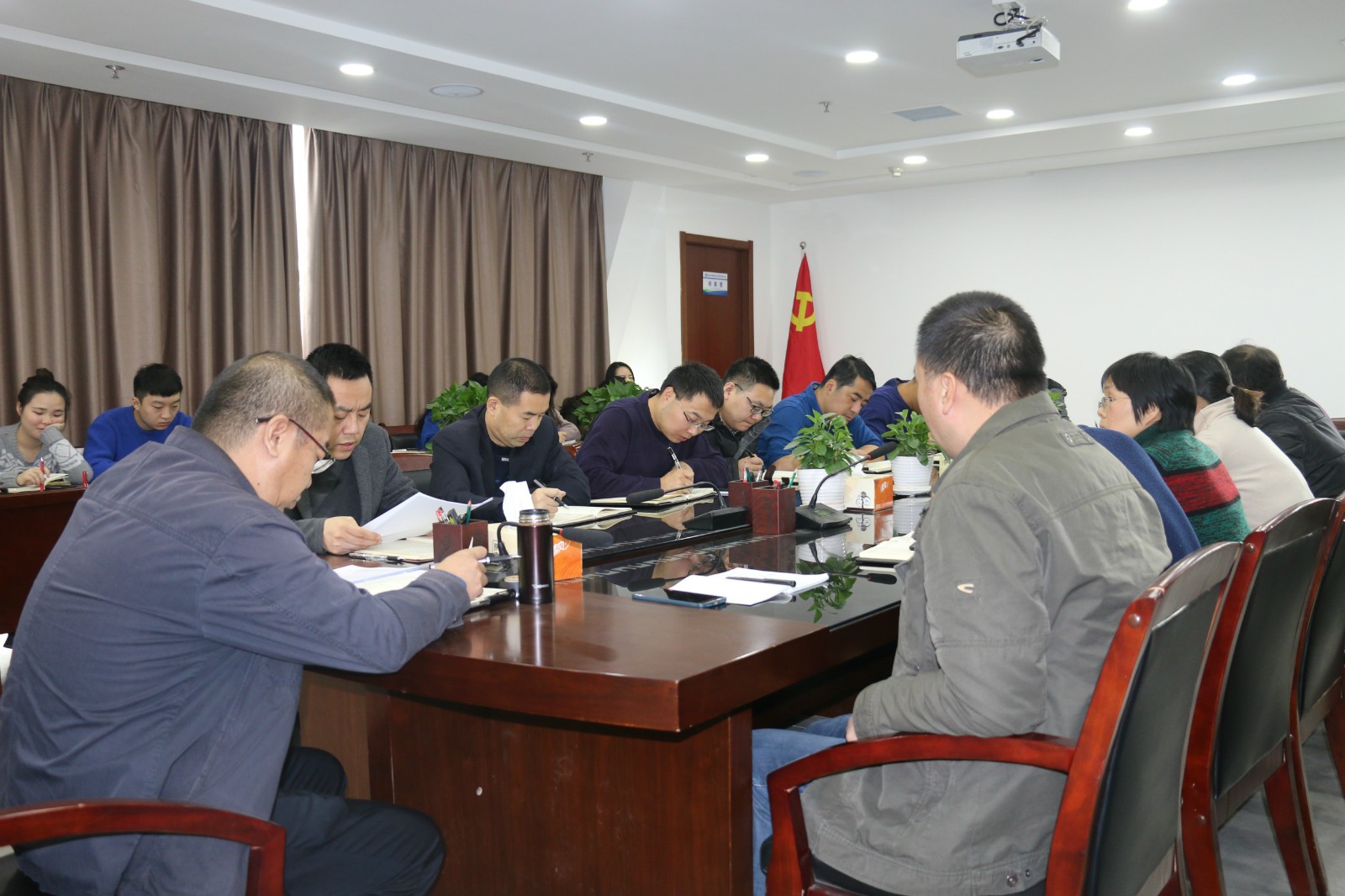 新京澳门葡萄城
公司召开全体干部职工大会 传达学习集团公司党委（扩大）会议精神