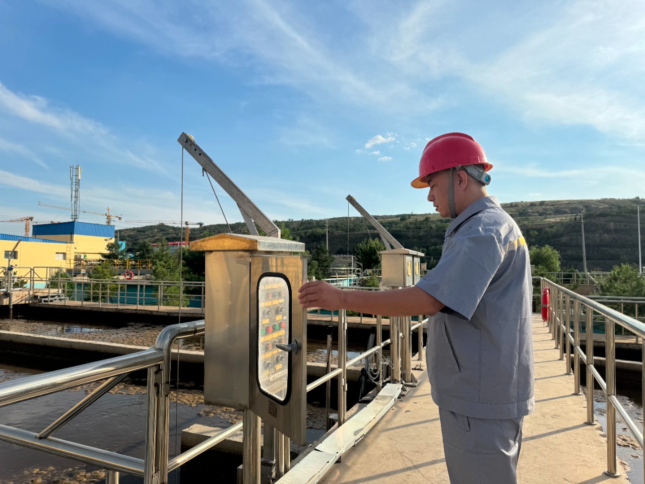 新京澳门葡萄城
公司职工贺虎荣获神木市人民政府颁发的“2023年度生态环境保护工作先进个人”荣誉称号