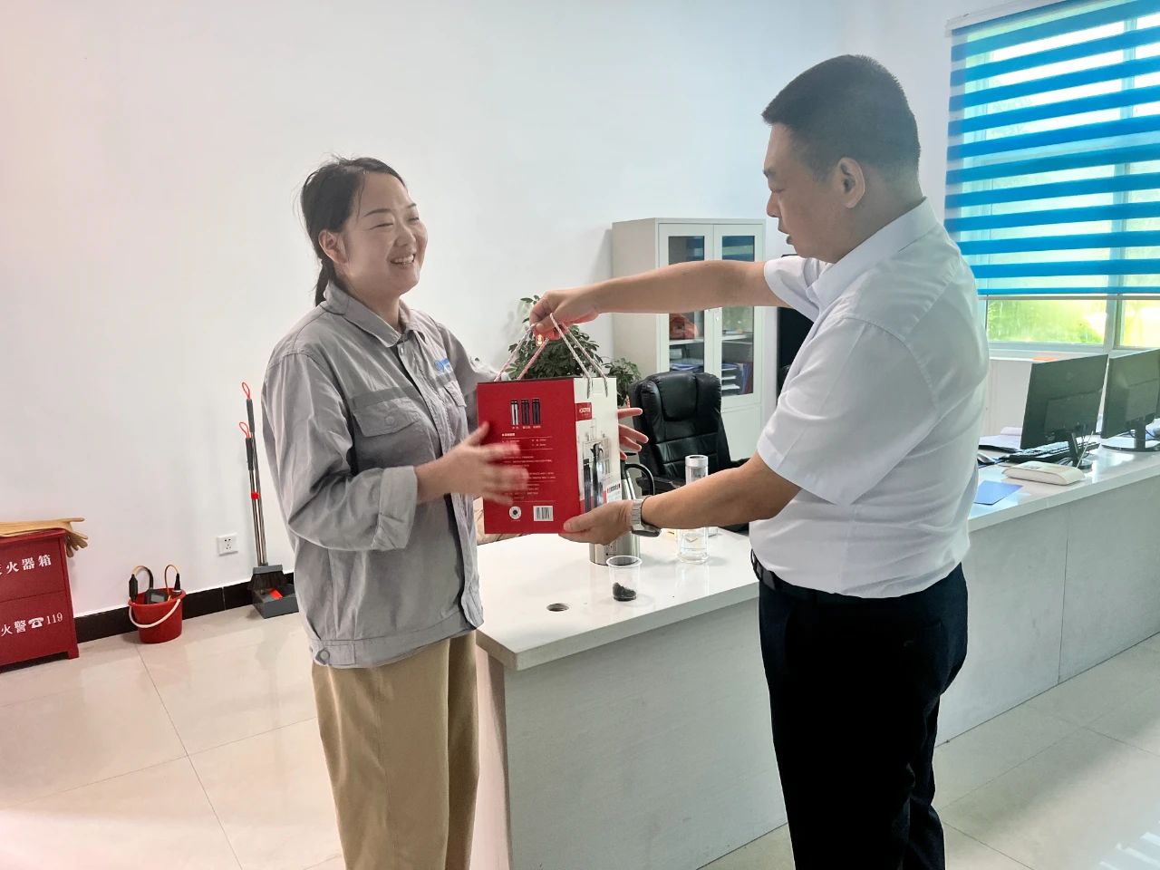 新京澳门葡萄城
公司开展夏季“送清凉”慰问活动