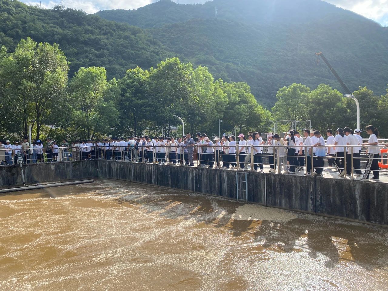 新京澳门葡萄城
公司镇安污水处理厂与镇安县第二中学举行环保设施公众开放日活动暨“绿色文明教育基地”授牌仪式